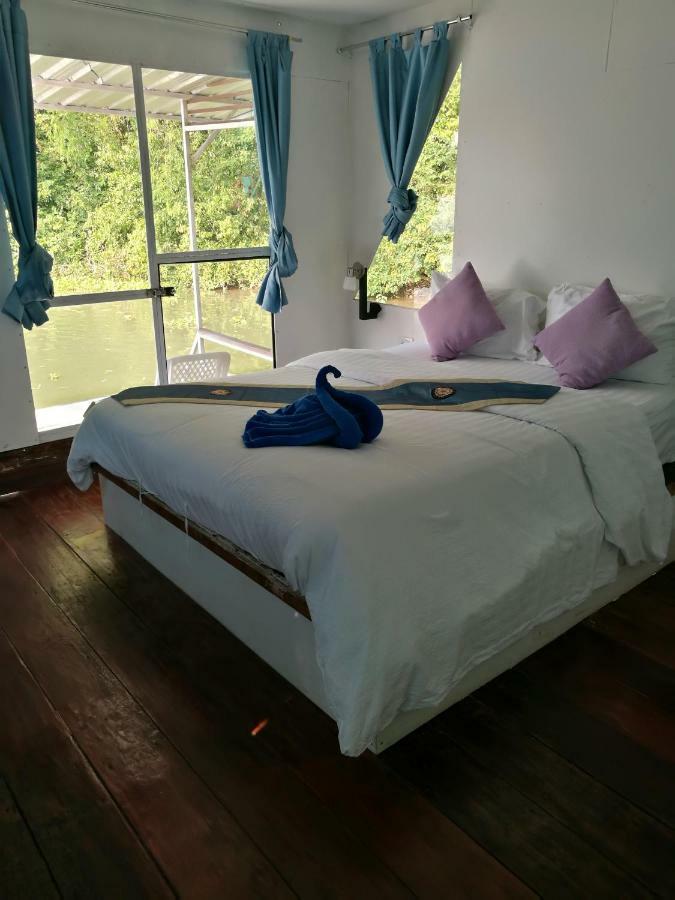 River Marina Resort Uthajthani Kültér fotó